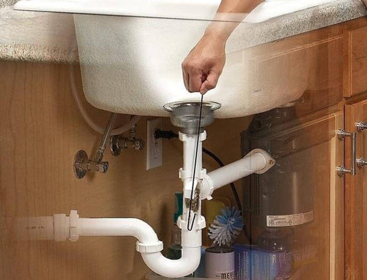 Đường ống bồn rửa bát thường bị nghẹt do dầu mỡ và vụn thức ăn bám lại.