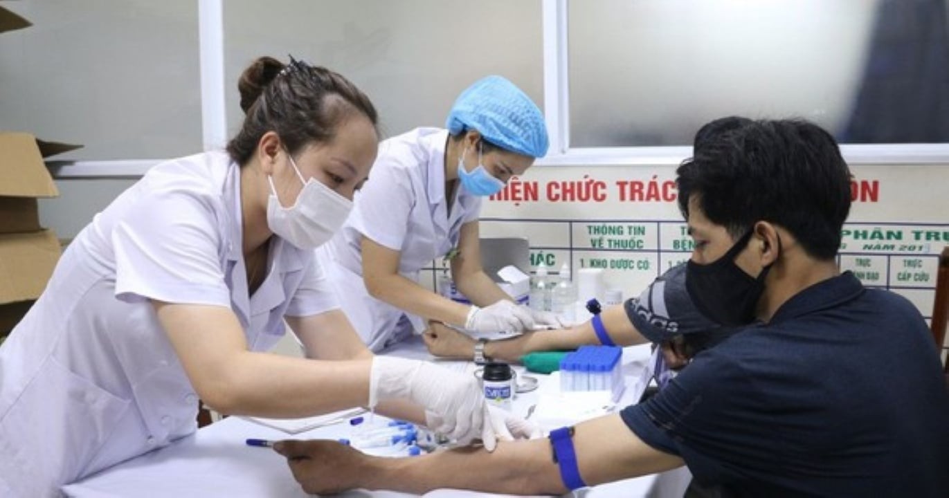 Luật BHXH 2024 có mở rộng đối tượng hưởng trợ cấp ốm đau. (Ảnh minh họa)