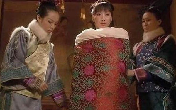 Để được bước lên long sàng hưởng “ơn mưa móc” của Hoàng đế, các phi tần phải trải qua một quá trình hết sức nghiêm ngặt và khắc nghiệt.