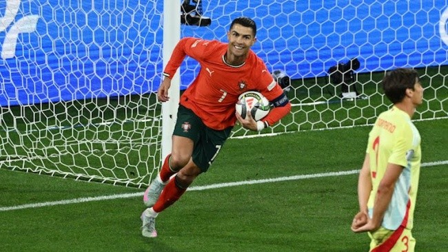 Ronaldo ghi bàn quan trọng cho Bồ Đào Nha.