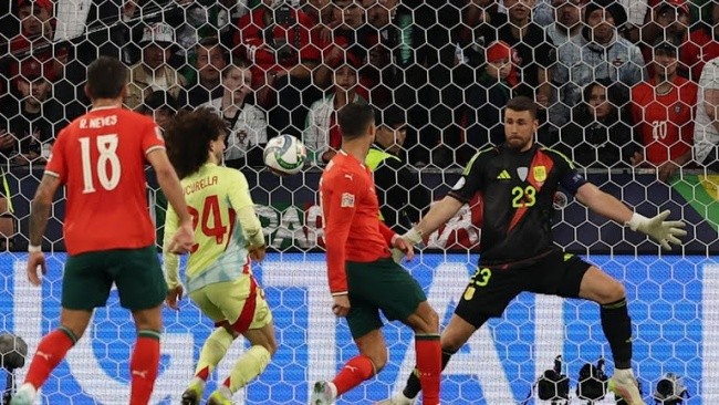 Ronaldo ghi bàn gỡ hòa cho Bồ Đào Nha.