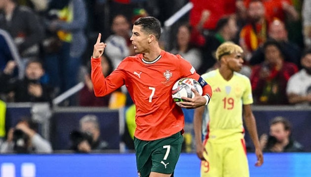 Cristiano Ronaldo, ở tuổi 40 lại tỏa sáng rực rỡ, ghi bàn quyết định giúp Bồ Đào Nha vô địch Nations League 2024/25, nâng tổng số bàn thắng sự nghiệp lên 938.