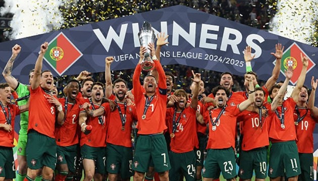 Ở tuổi 40, Cristiano Ronaldo khiến làng túc cầu phải tiếp tục ngước nhìn khi ghi bàn thắng quan trọng trong 1 trận chung kết, sau đó nâng cao chiếc cúp vô địch đầy cảm xúc.