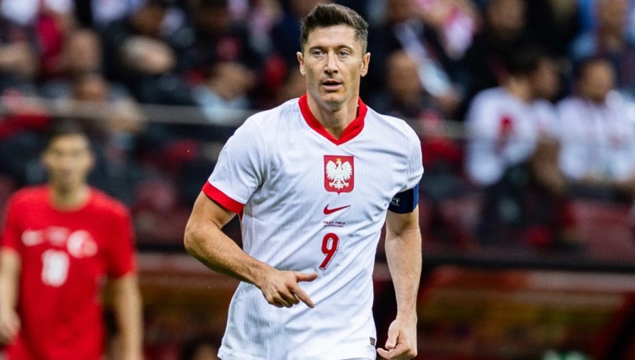Robert Lewandowski vừa gây chú ý khi tuyên bố từ giã tuyển Ba Lan.