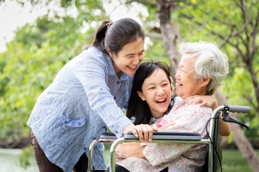 Trong những thời điểm bấp bênh ấy, không ai có thể thay thế vai trò của cha mẹ.