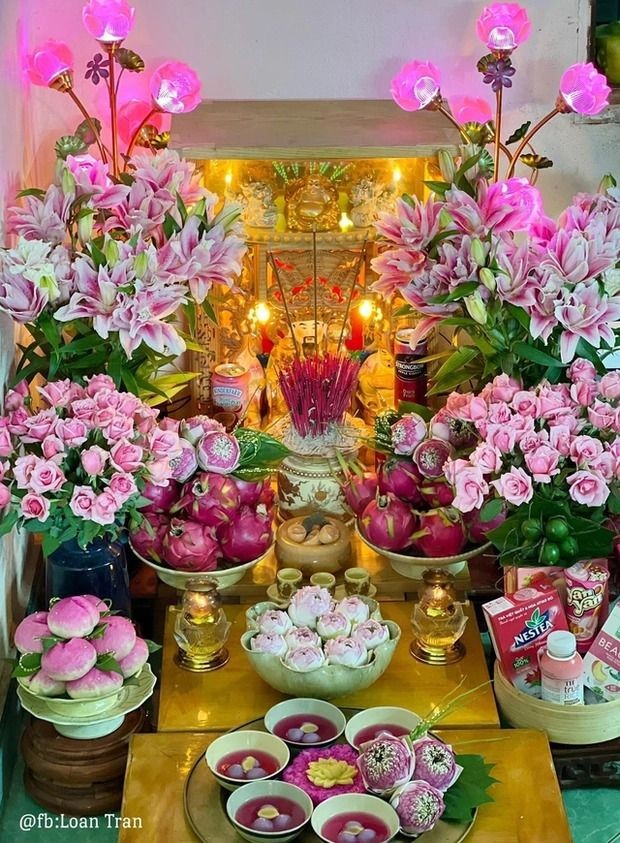 Bình hoa không bao giờ ở giữa ban thờ