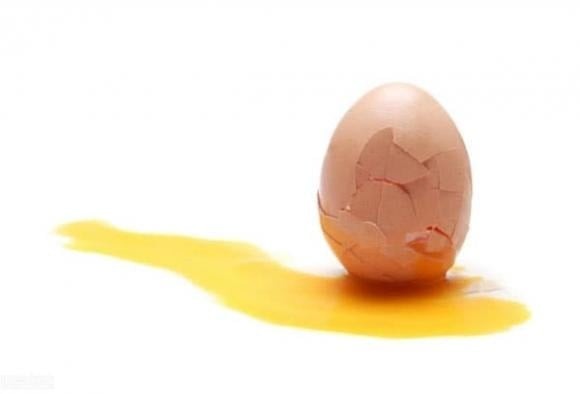 Trong quá trình chọn mua, nhiều người không để ý đến những quả trứng bị nứt nhẹ.