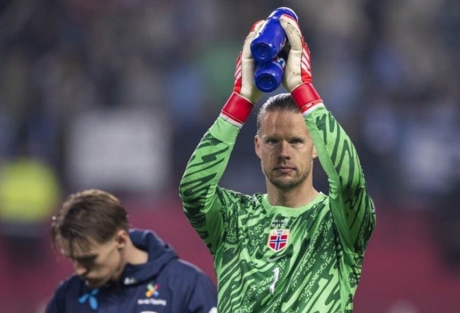 Thủ môn Orjan Nyland của Na Uy.