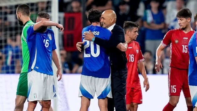 HLV chia tay các học trò.
