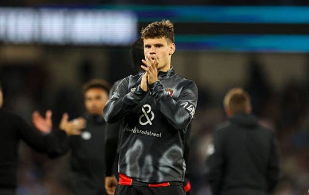 Milos Kerkez chuẩn bị cập bến Anfield.