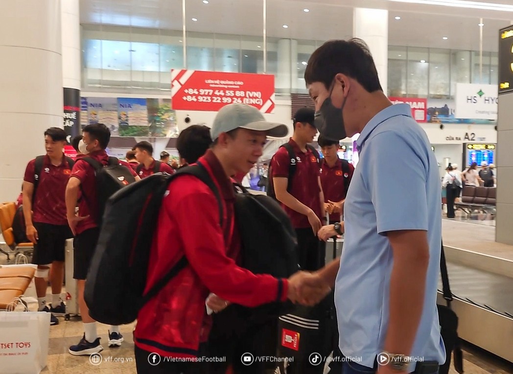 HLV Kim Sang-sik và các học trò lặng lẽ về đến sân bay Nội Bài. Ảnh: VFF.