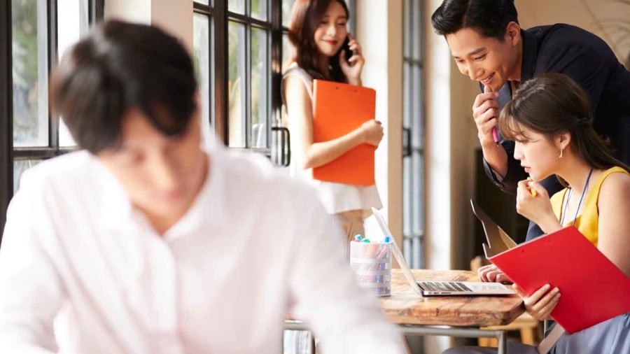 Nói xấu sếp sau lưng là một trong những điều không nên làm ở nơi làm việc.