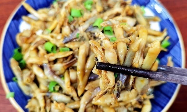 Làm nóng dầu ăn trong chảo, phi thơm tỏi, gừng và ớt băm.