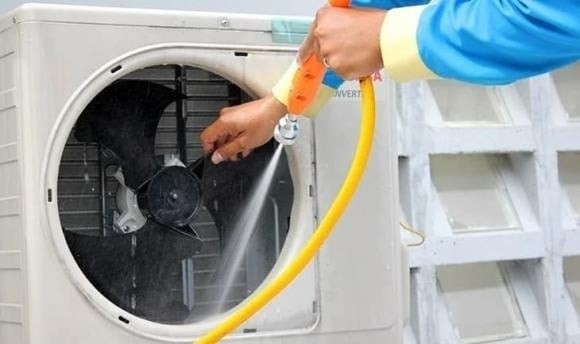 Một vấn đề khác có thể gây ra tiếng kêu lớn từ dàn nóng là có vật lạ rơi vào bên trong.