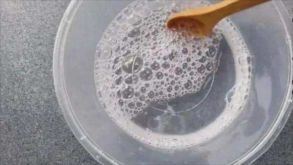 Xịt đều dung dịch lên các cánh và vỏ quạt.