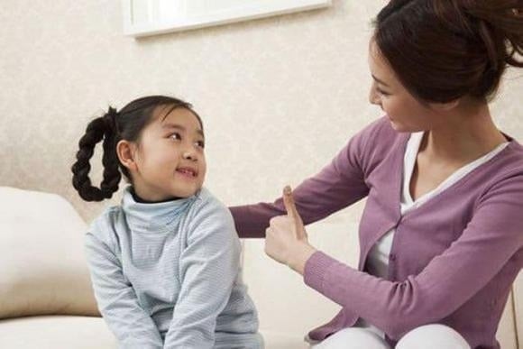 Trẻ nhận ra hậu quả ngay lập tức: Khi cha mẹ ngừng tương tác, trẻ sẽ hiểu rằng thái độ thiếu lễ phép không được chấp nhận – mà không cần đến những lời to tiếng.