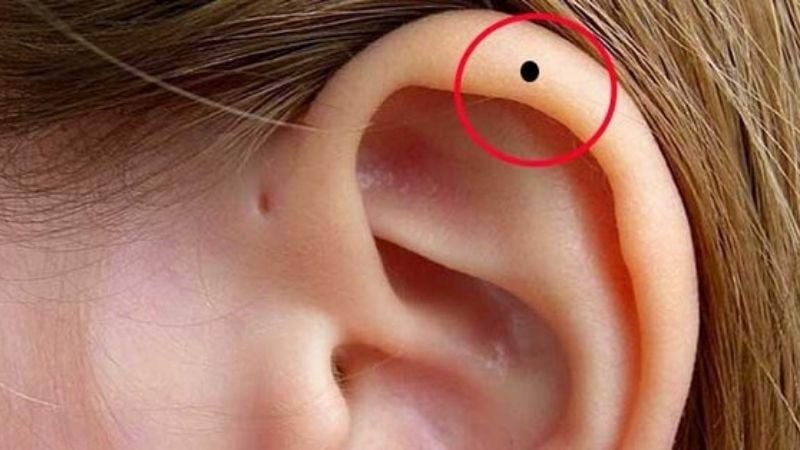 Phụ nữ có nốt ruồi ở vành tai trái