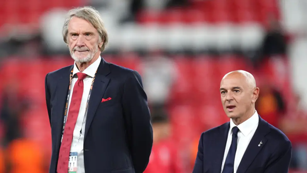 Sir Ratcliffe chụp hình cùng Daniel Levy sau khi Spurs đánh bại Man Utd ở chung kết Europa League 2024/25.