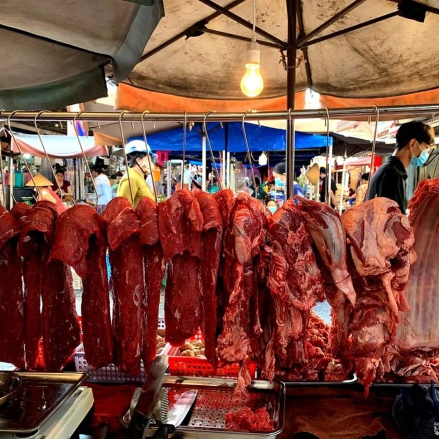 Thịt bò toàn nạc treo lên trông đẹp mắt lại khô ráo