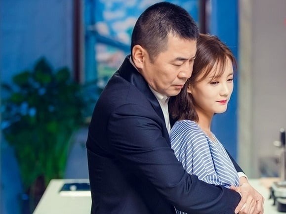 Phụ nữ trung niên thường phải đối diện với nỗi lo về sự thay đổi ngoại hình: làn da không còn căng mịn, mái tóc thưa dần, vóc dáng không còn như xưa.