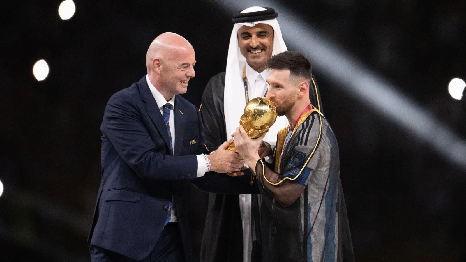 Infantino trao chiếc cup World Cup cho Messi