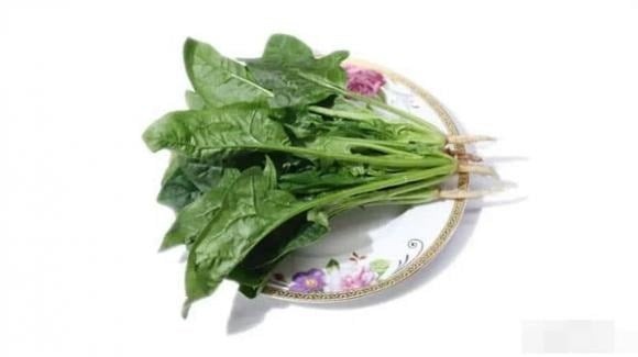 Rau bina là một trong những loại rau xanh giàu chất xơ hàng đầu, có khả năng thúc đẩy nhu động ruột, giúp cơ thể dễ dàng đào thải độc tố và cặn bã.

