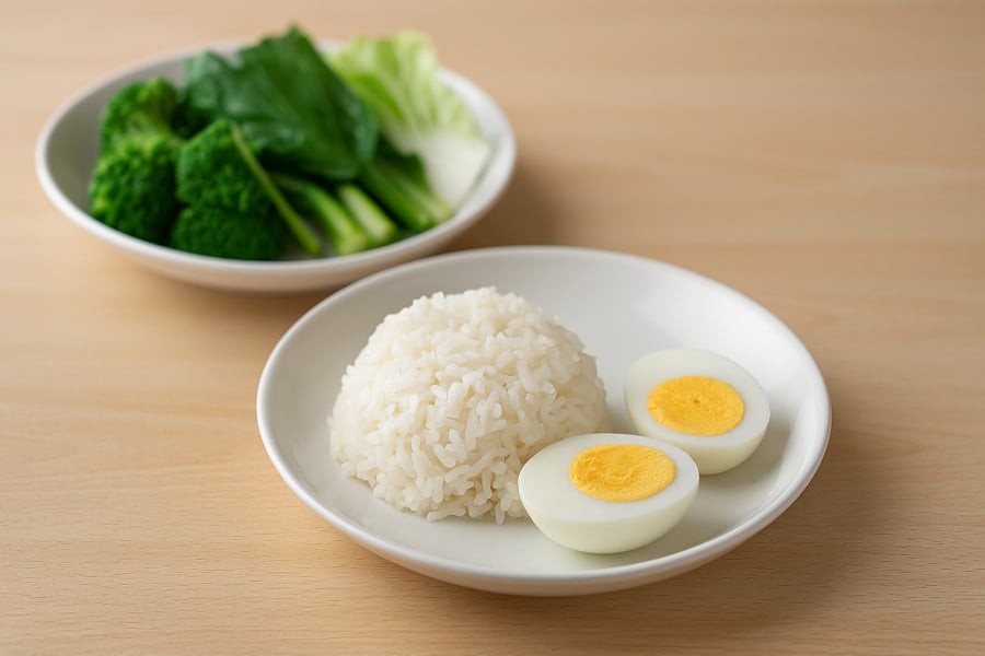Ăn trứng luộc và rau xanh trước cơm giúp ổn định đường huyết, ngừa tiểu đường.