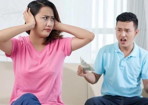Nhiều người đàn ông từng than phiền rằng vợ mình hay kiểm soát, hỏi han quá mức.