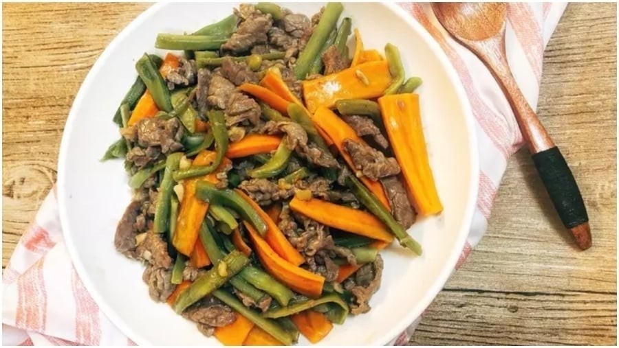 Rau tiến vua, còn được biết đến với tên khoa học là Mountain Jelly Vegetable, có nhiều tên gọi dân gian tùy theo vùng miền như rau công sôi, rau cần biển, rau câu hay rau cần khô.
