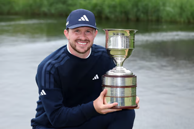 Connor Syme giương cao chiếc cúp sau khi vô địch giải KLM Open lần thứ 105 tại sân The International ở Amsterdam vào cuối tuần trước.