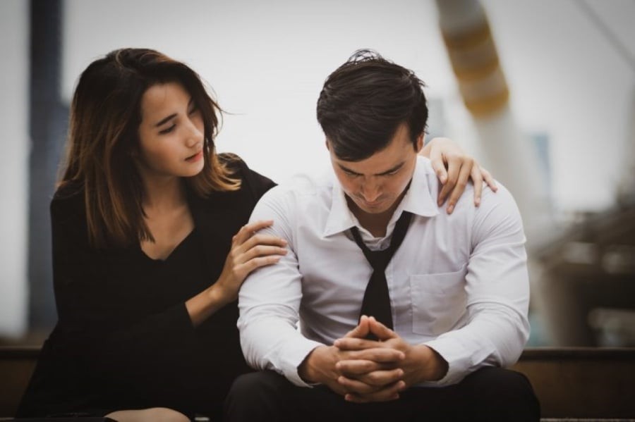 Khi anh ấy thất bại, bạn hãy là bến bờ bình yên và là chỗ dựa ấm áp cho anh ấy tránh xa khỏi những bon chen, tranh đấu bên ngoài. Là người động viên, thấu hiểu và cổ vũ cho anh ấy vực dậy. (Ảnh minh họa)