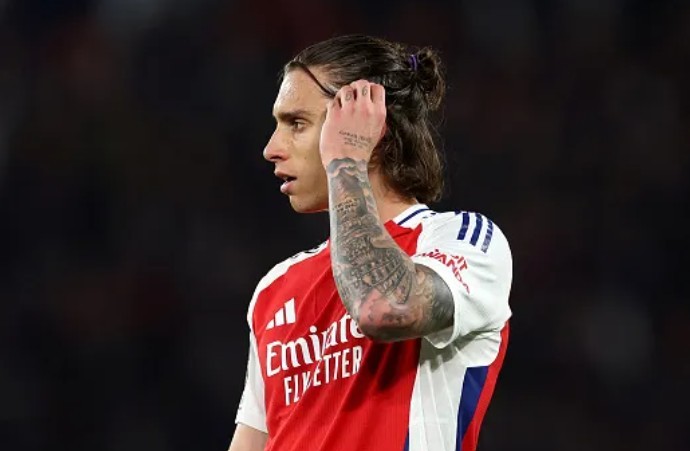 Riccardo Calafiori trong màu áo Arsenal.