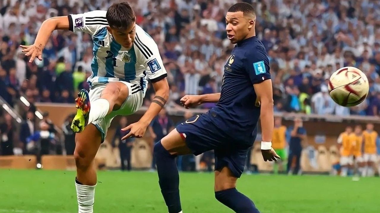 Dybala phá bóng trước mũi giày Mbappe