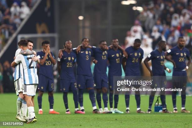 Dybala ôm Messi trong những giây phút vinh quang của Argentina