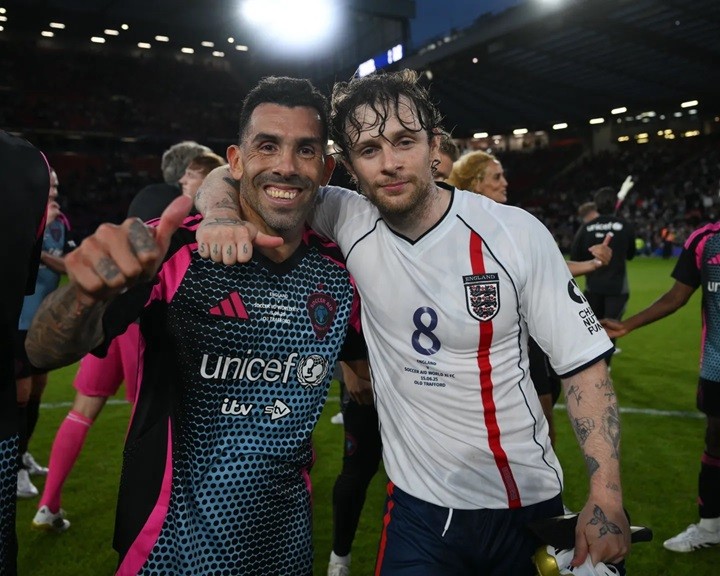 Tevez đã rực sáng khi trở lại Old Trafford.