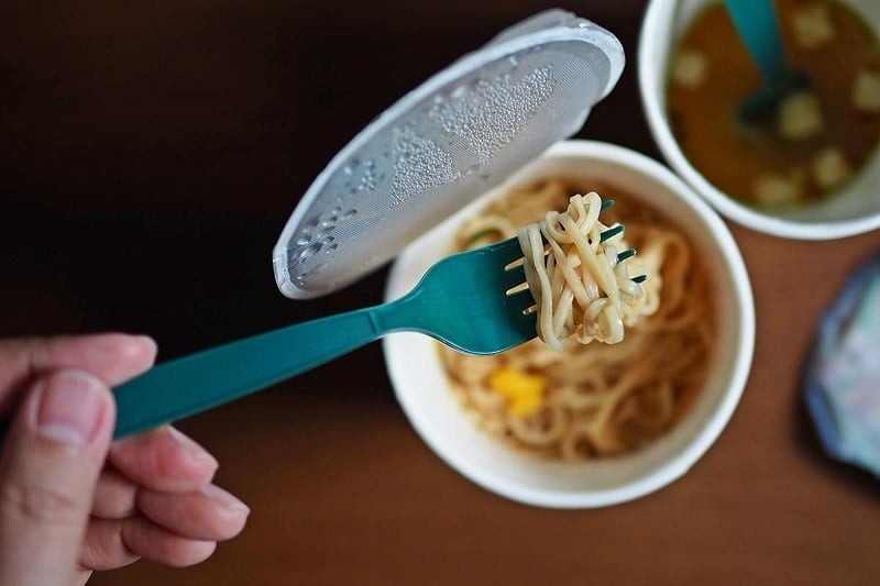 Ăn mỳ tôm cứ áp dụng cách này: Lợi ích nhân đôi, không lo hại người