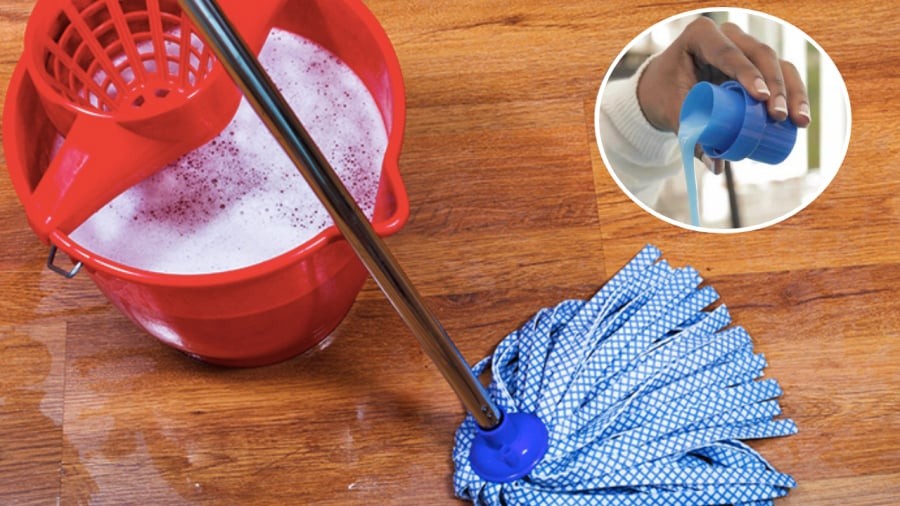 Bạn có thể pha thêm nước xả vải vào nước lau nhà để ngăn tình trạng tĩnh điện, giúp sàn nhà ít bám bụi hơn.