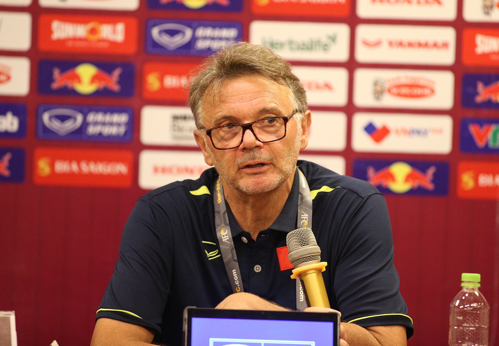 HLV Philippe Troussier hiện đang