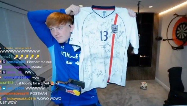 Streamer khoe áo đấu kỷ niệm sau trận từ thiện ở sự kiện Soccer Aid.