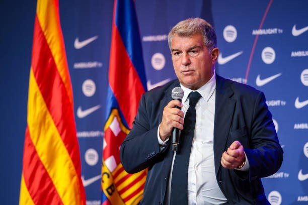 Laporta vẫn đang do dự.