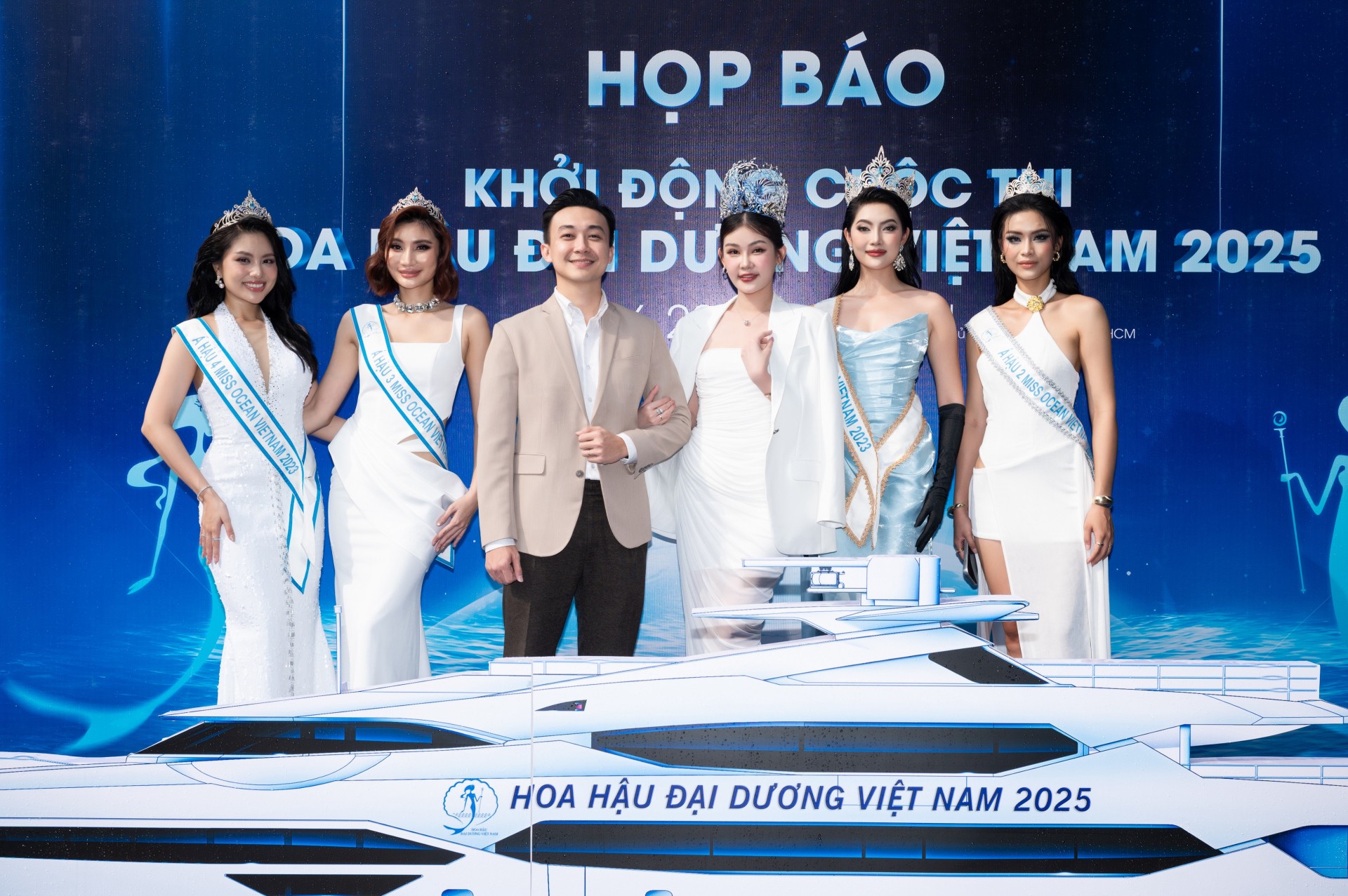 Họp báo (6)