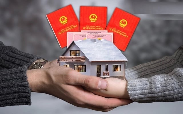 Trong năm 2025, việc bố mẹ sang tên sổ đỏ cho con vẫn được thực hiện theo các quy định hiện hành của Luật Đất đai
