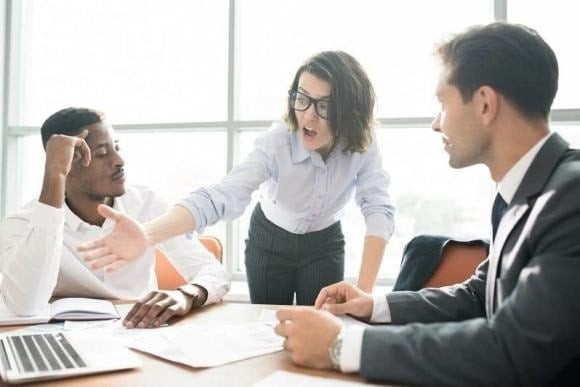EQ thấp cũng bộc lộ qua cách cư xử với lãnh đạo. 