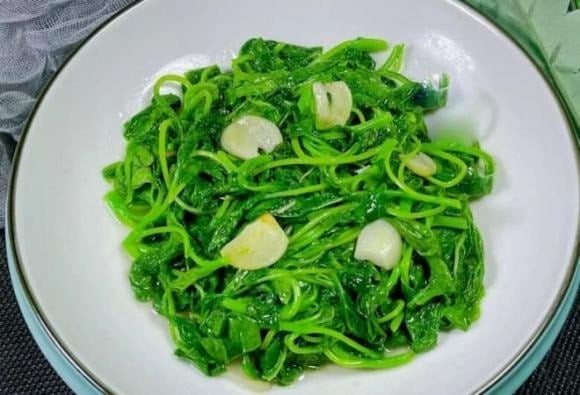 Chọn rau dền trắng loại non, ưu tiên cây có rễ một sợi – thường là rau đợt đầu, giúp món ăn giữ được vị ngọt tự nhiên.