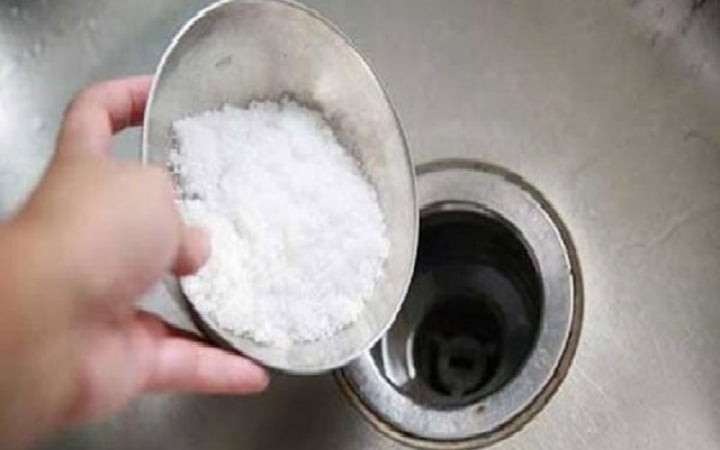 Muối có khả năng đánh tan các chất cặn bám bên trong đường ống, đặc biệt là dầu mỡ – nguyên nhân hàng đầu gây tắc nghẽn. 