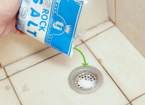 Đổ muối trực tiếp vào cống Lấy khoảng 1/2 cốc muối và đổ thẳng vào miệng cống. 