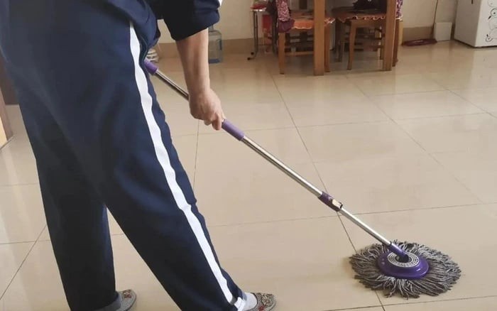 Mẹo lau nhà hết sạch mùi tanh, sạch bóng chỉ trong 5 phút