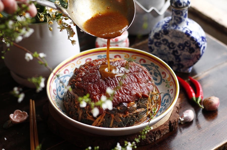 Khâu nhục có nguồn gốc từ ẩm thực của đồng bào Tày, Nùng, sống chủ yếu ở các tỉnh vùng núi phía Bắc như Lạng Sơn, Cao Bằng, Bắc Kạn