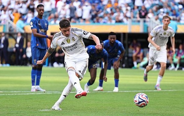 Federico Valverde đá hỏng phạt đền khiến Real Madrid đánh rơi chiến thắng.