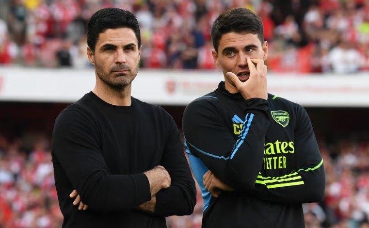 HLV Mikel Arteta và trợ lý Carlos Cuesla.